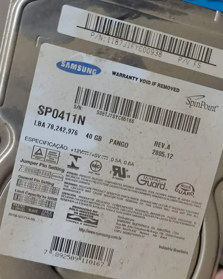 HD Samsung antigo na bancada para avaliação