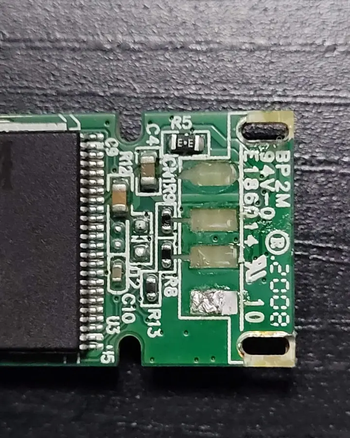 Placa de pendrive em análise na bancada